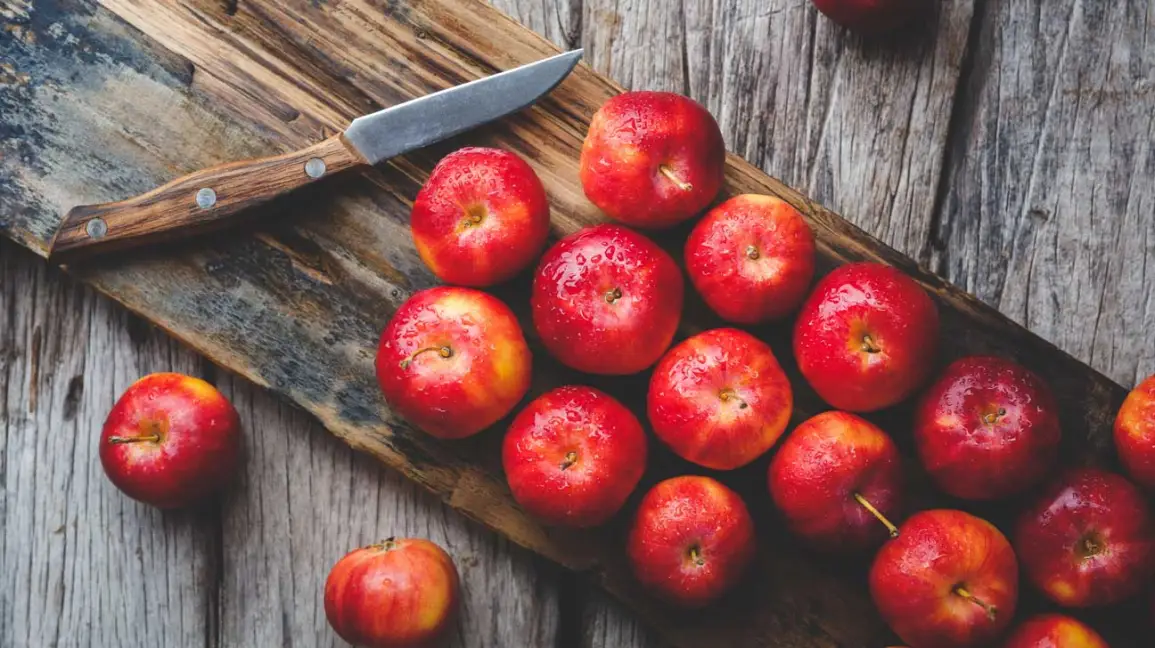 Apple Natural product: Healthy benefits